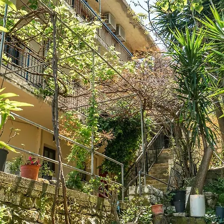 Vangelis Apartamento